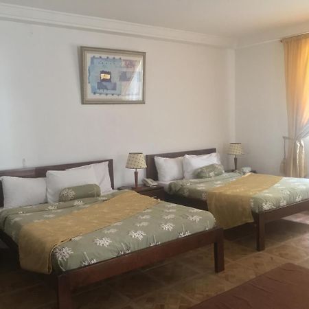 Embassy Suites Hotel Monrovia Esterno foto