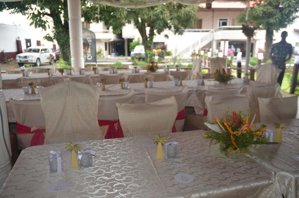 Embassy Suites Hotel Monrovia Esterno foto
