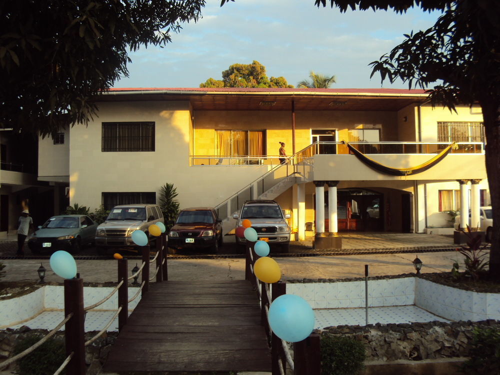 Embassy Suites Hotel Monrovia Esterno foto