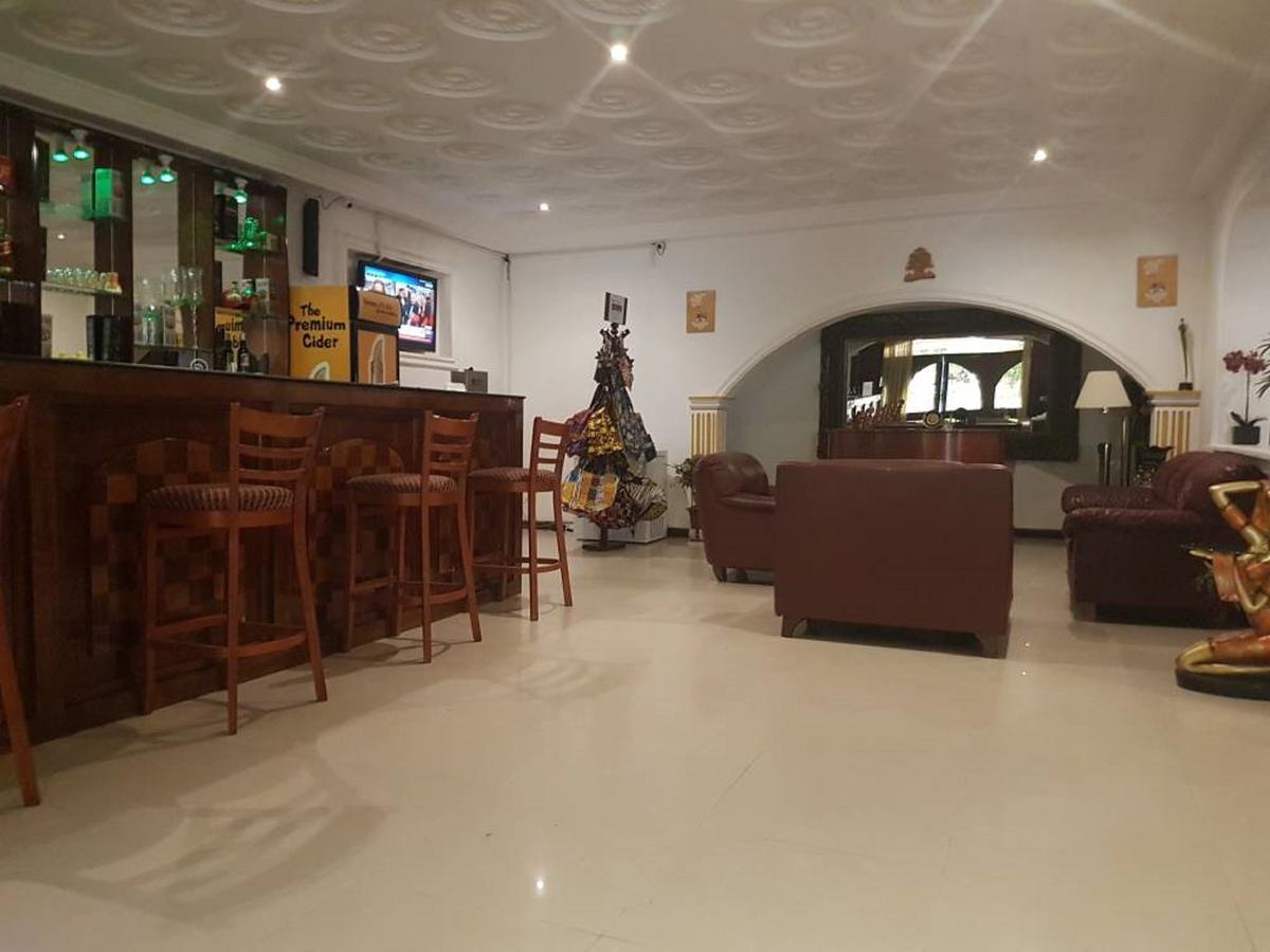 Embassy Suites Hotel Monrovia Esterno foto