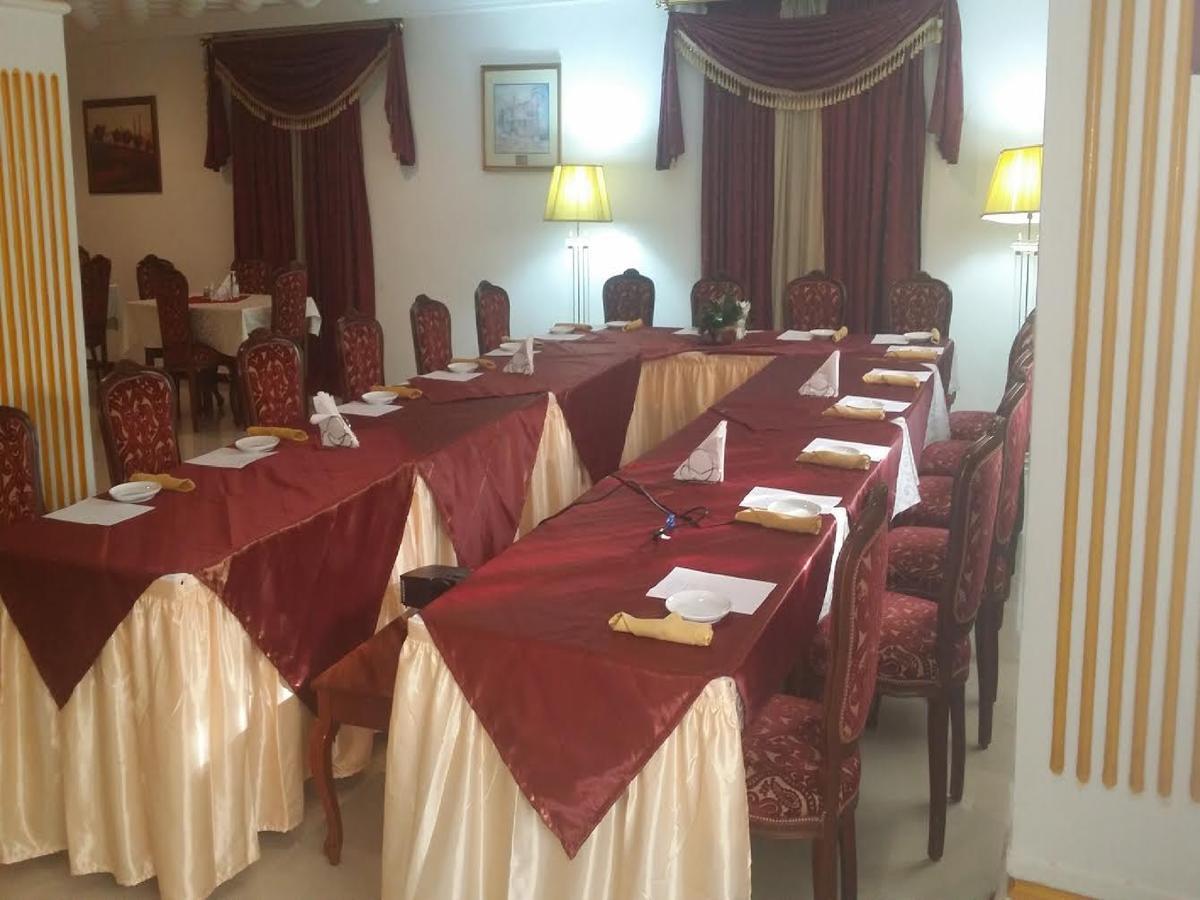Embassy Suites Hotel Monrovia Esterno foto