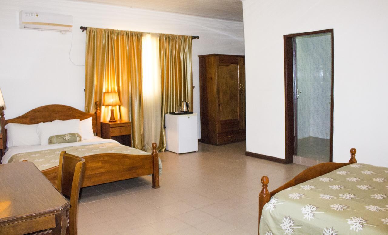 Embassy Suites Hotel Monrovia Esterno foto