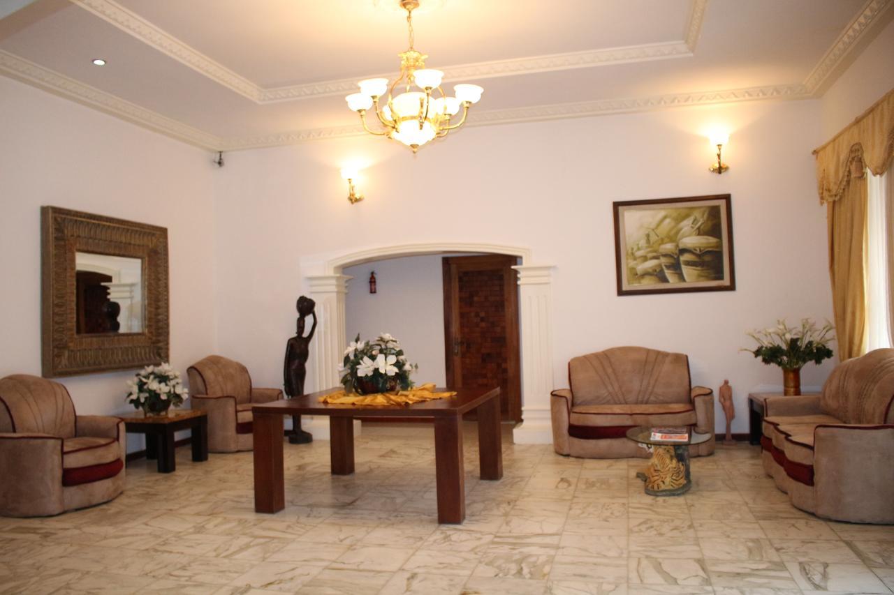 Embassy Suites Hotel Monrovia Esterno foto