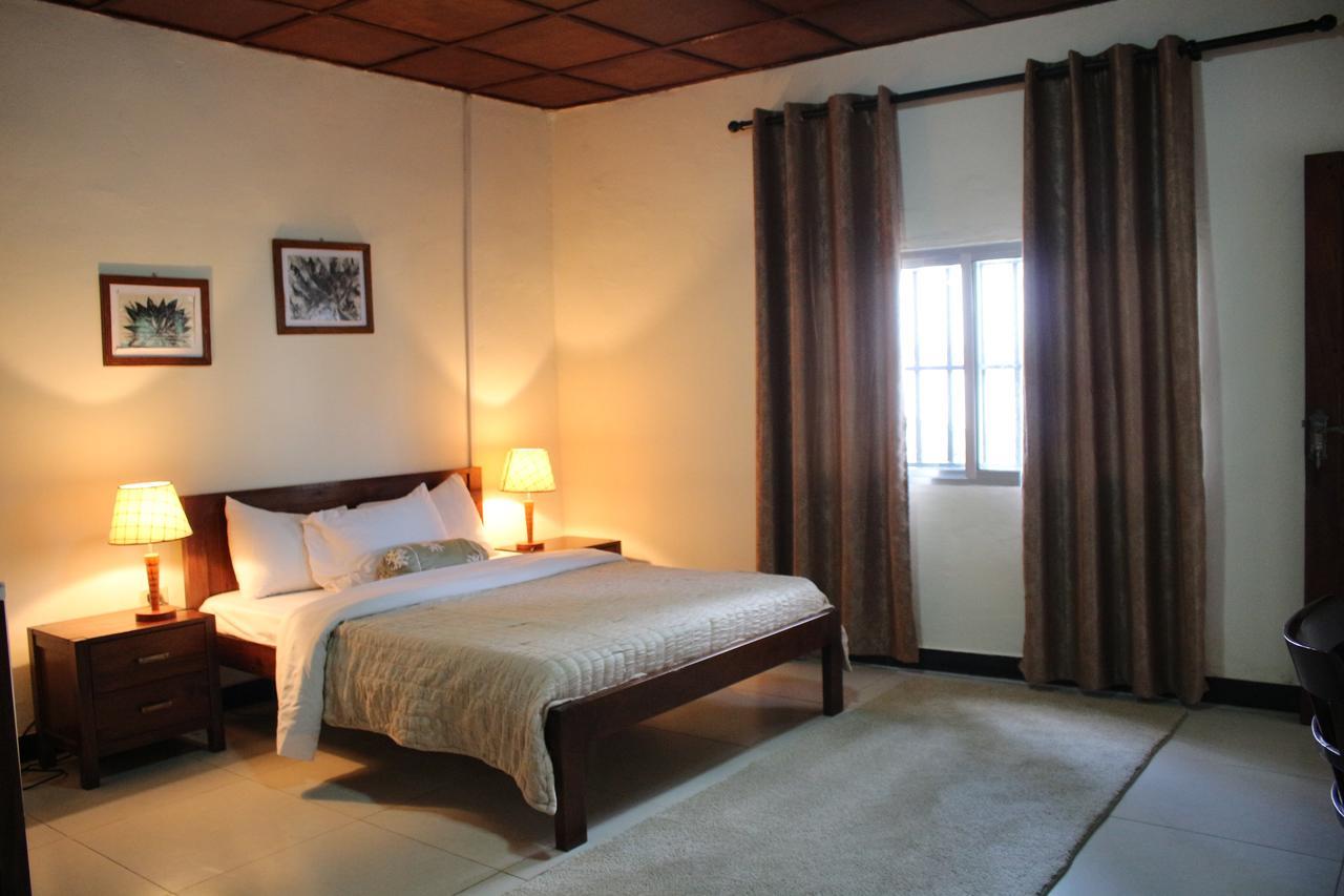 Embassy Suites Hotel Monrovia Esterno foto