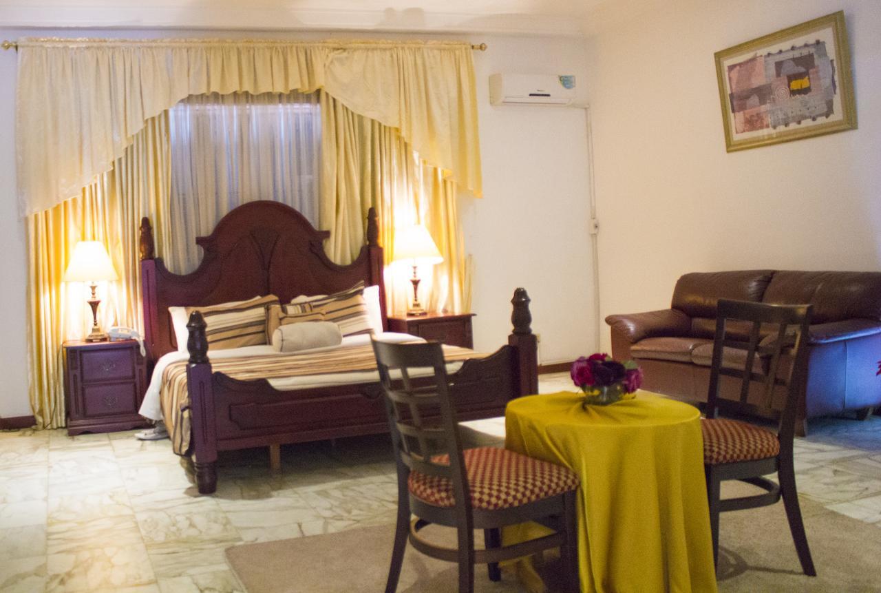 Embassy Suites Hotel Monrovia Esterno foto