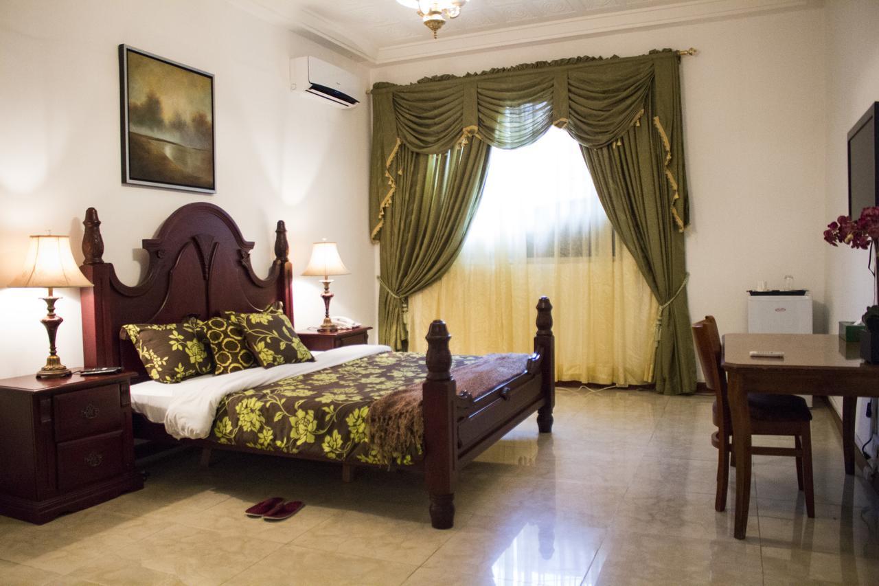 Embassy Suites Hotel Monrovia Esterno foto