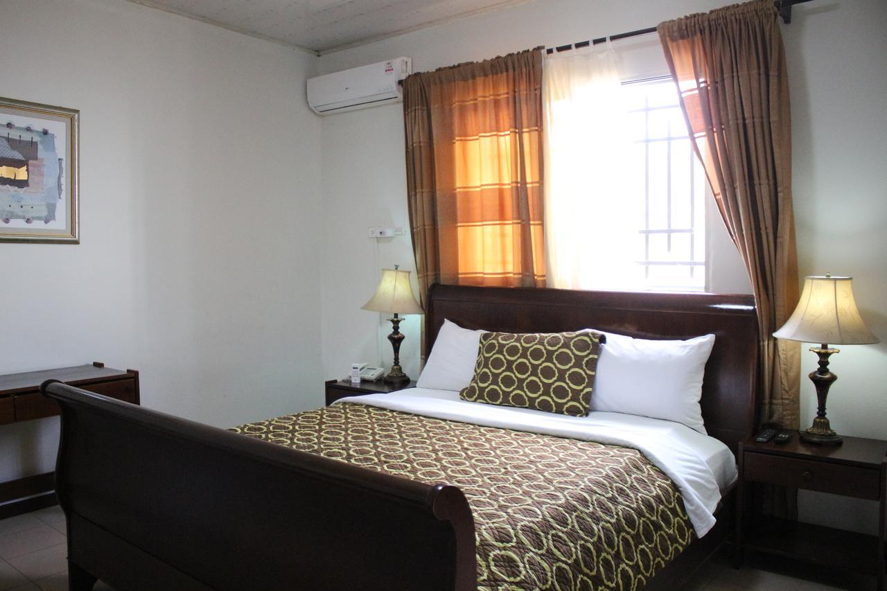 Embassy Suites Hotel Monrovia Esterno foto