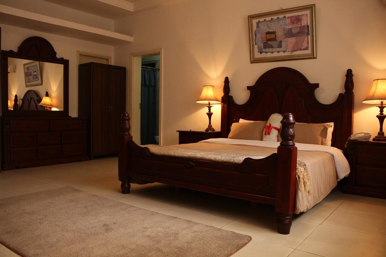 Embassy Suites Hotel Monrovia Esterno foto