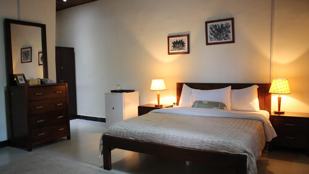 Embassy Suites Hotel Monrovia Esterno foto