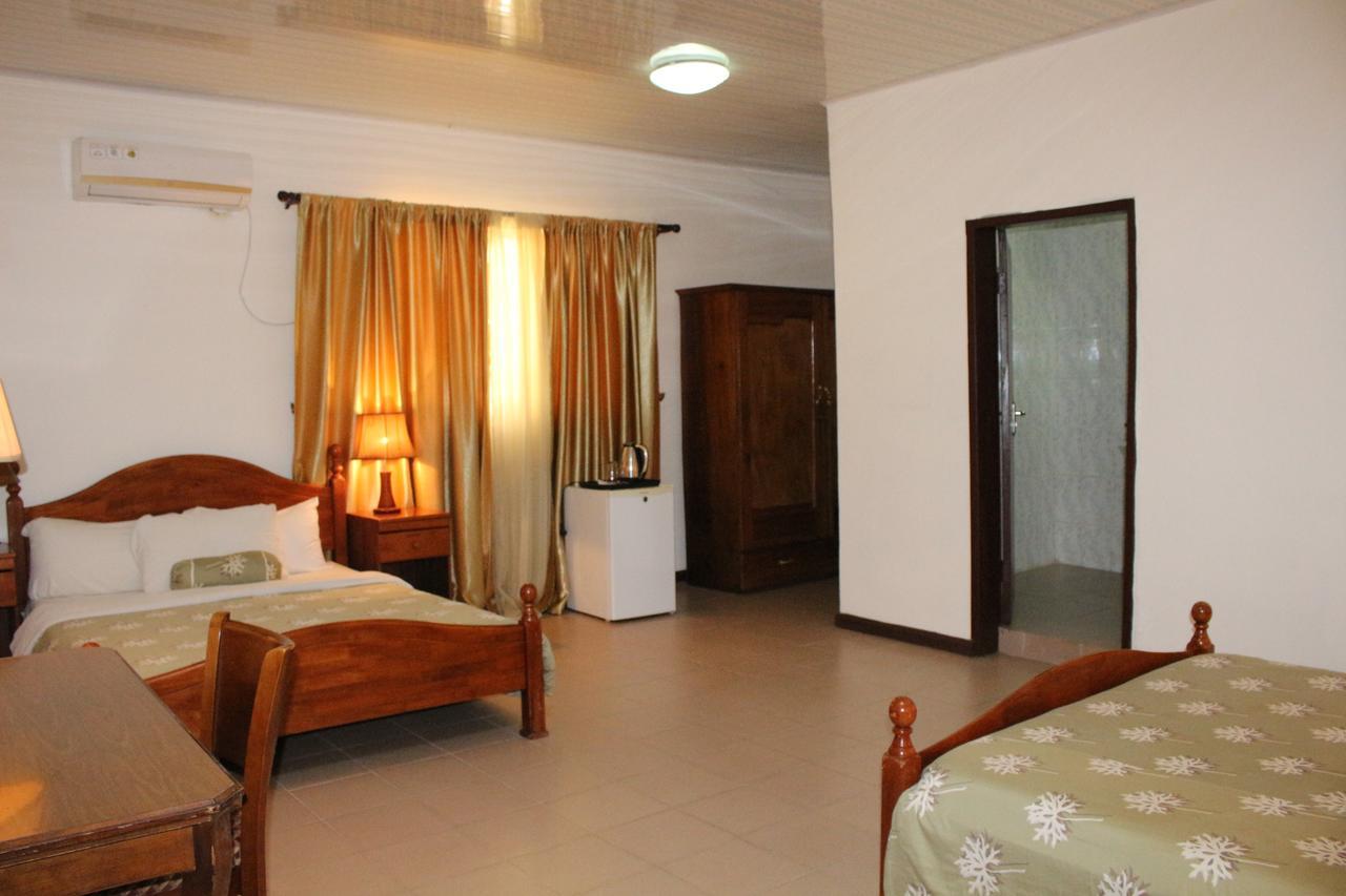 Embassy Suites Hotel Monrovia Esterno foto