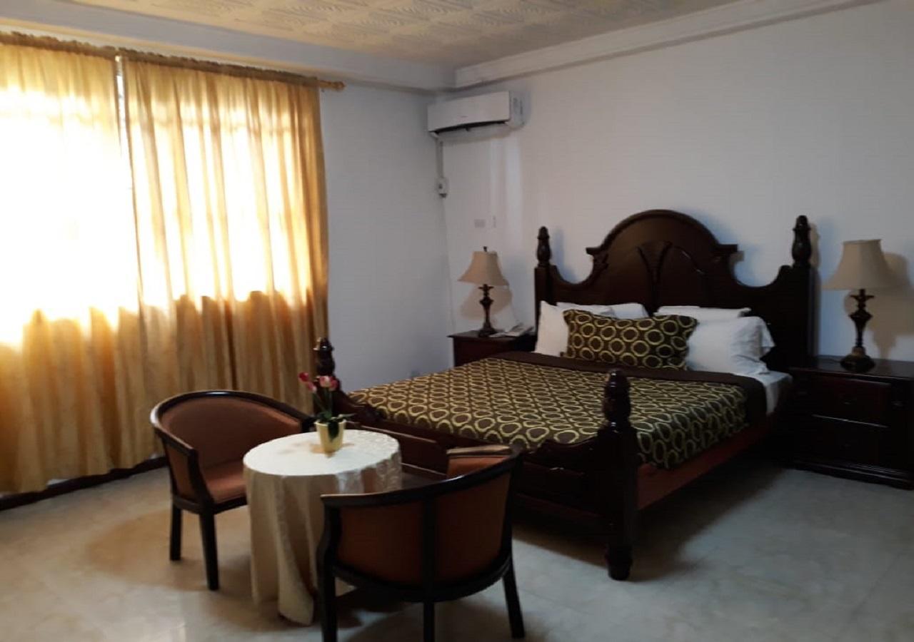 Embassy Suites Hotel Monrovia Esterno foto