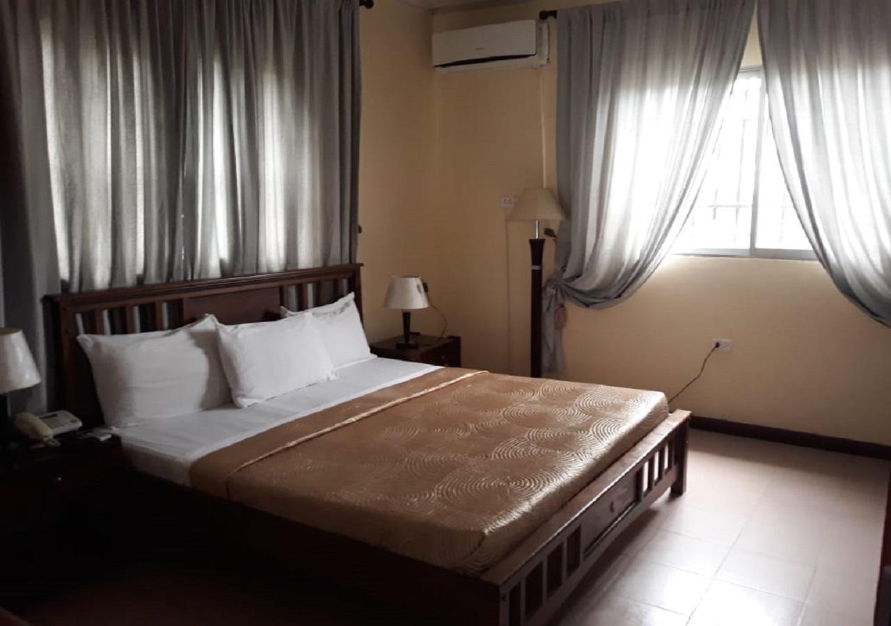 Embassy Suites Hotel Monrovia Esterno foto