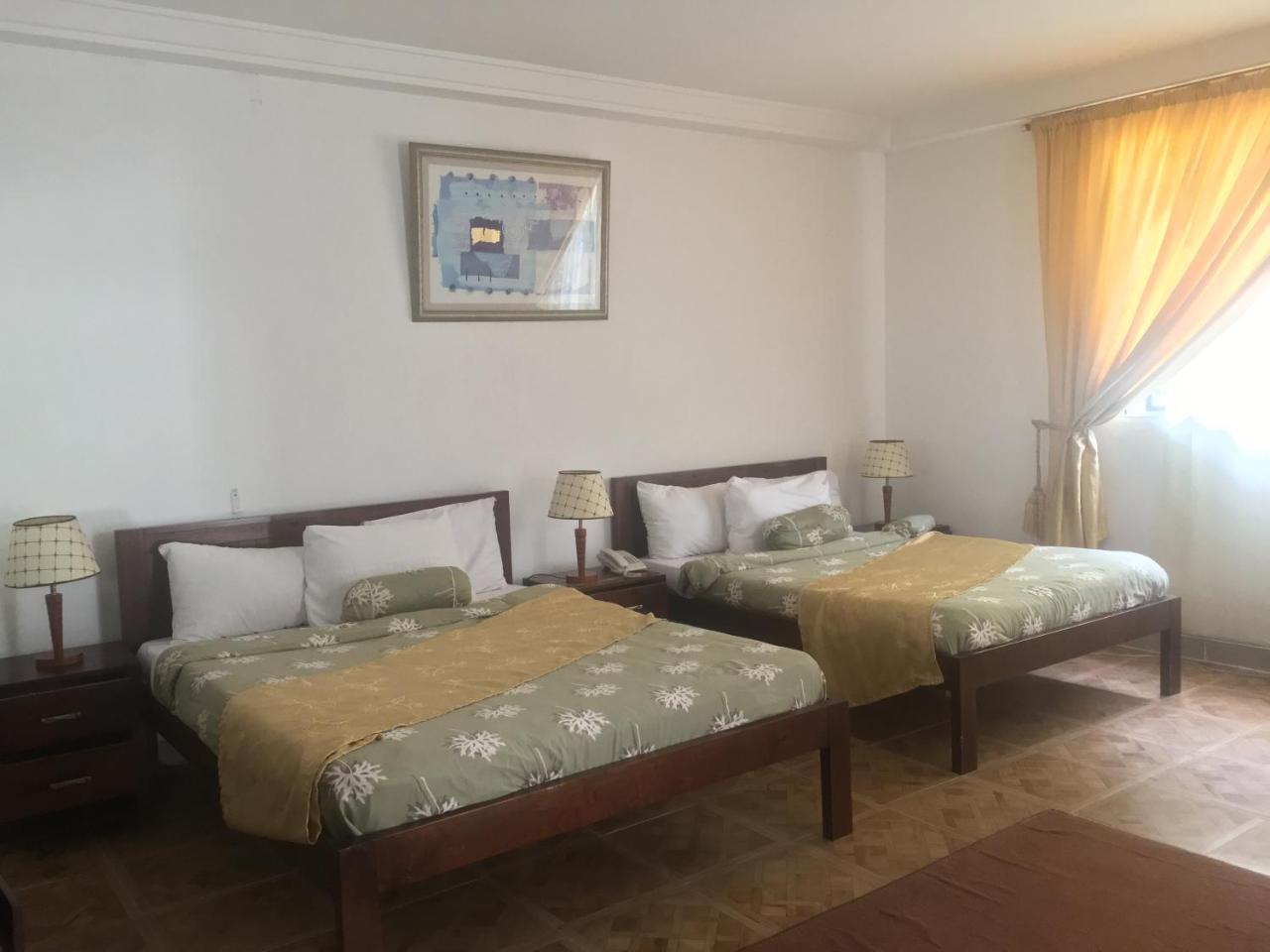 Embassy Suites Hotel Monrovia Esterno foto