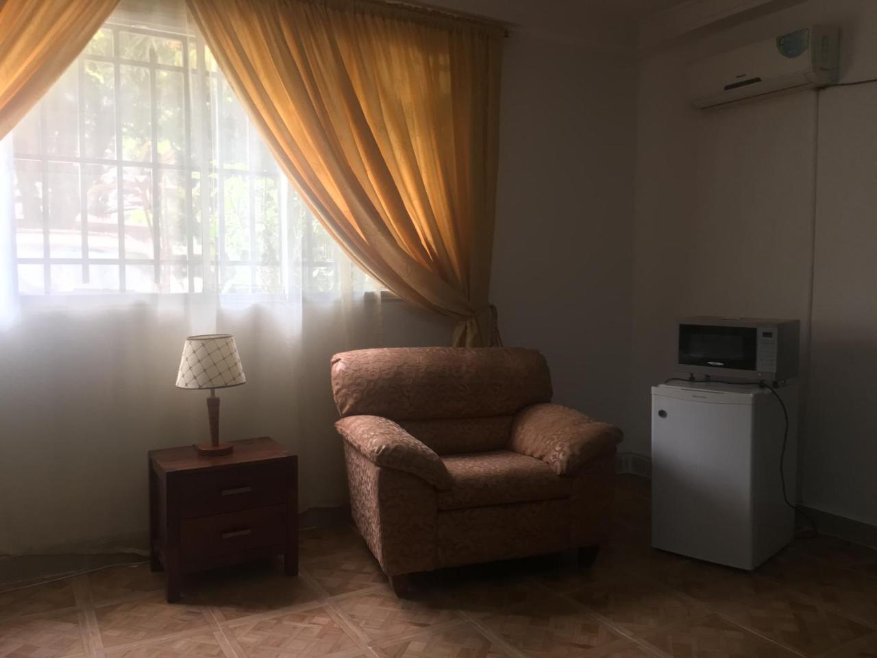 Embassy Suites Hotel Monrovia Esterno foto